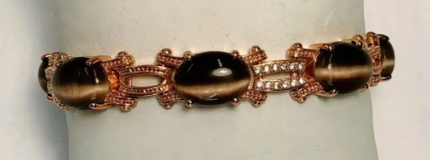 Cat's Eye Oval Cabochon set w/Zirconite Cubic Zirconia Bracelet 501B097