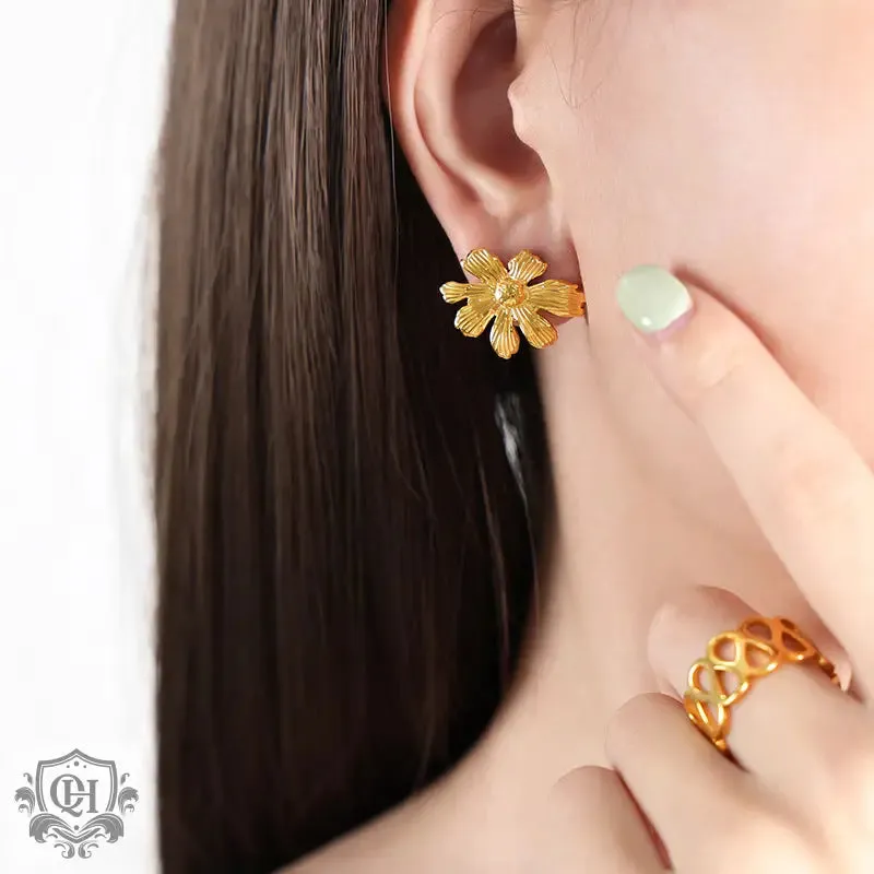 Chic Daisy 18K Gold Earrings