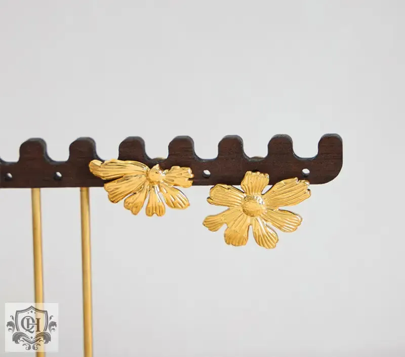 Chic Daisy 18K Gold Earrings