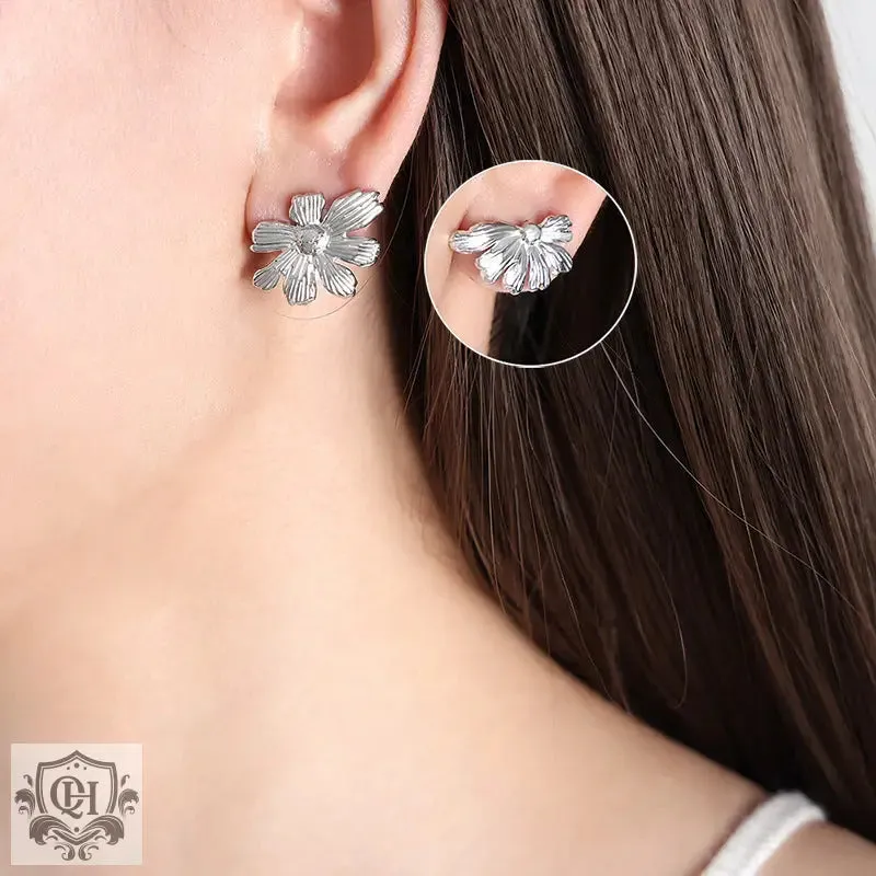 Chic Daisy 18K Gold Earrings