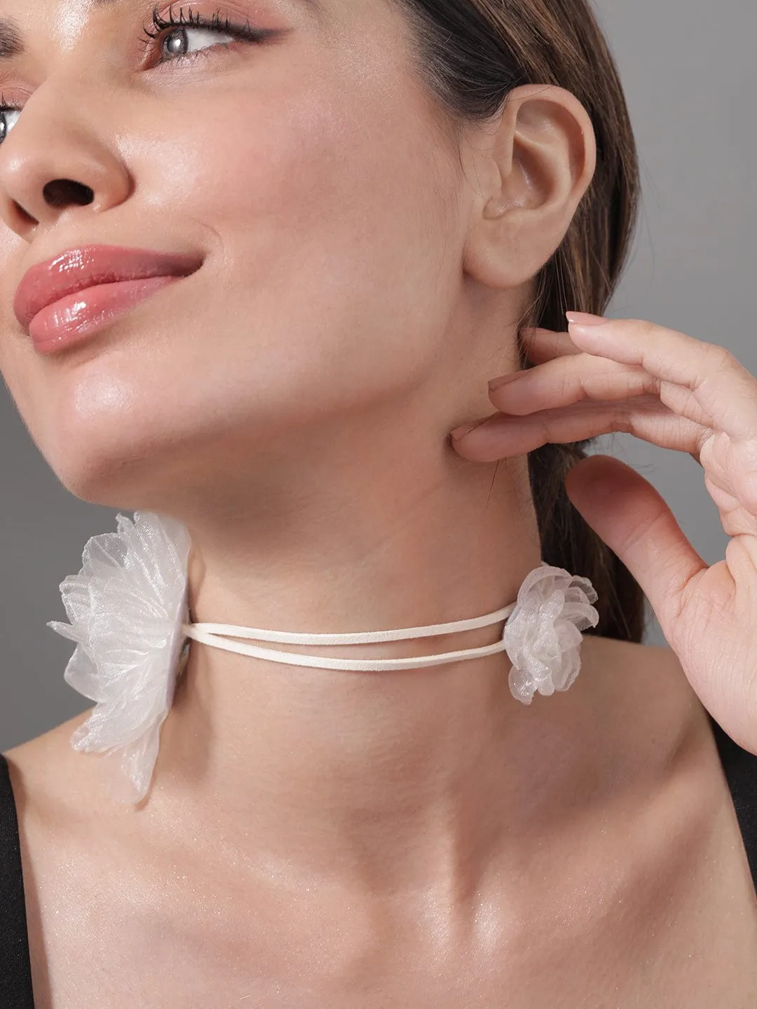 Elegant Off-White Floral Organza Choker Necklace - Fashionable Statement Jewelry