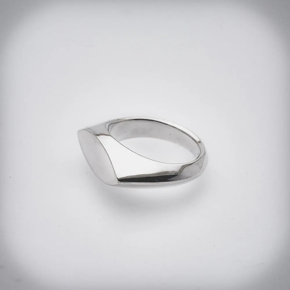 "Mr Cat: Solid Sterling Silver Ring with a Sleek Cat Eye Design"